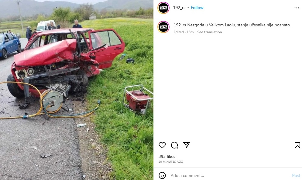 Delovi automobila razbacani po putu, prednji deo POTPUNO UNIŠTEN