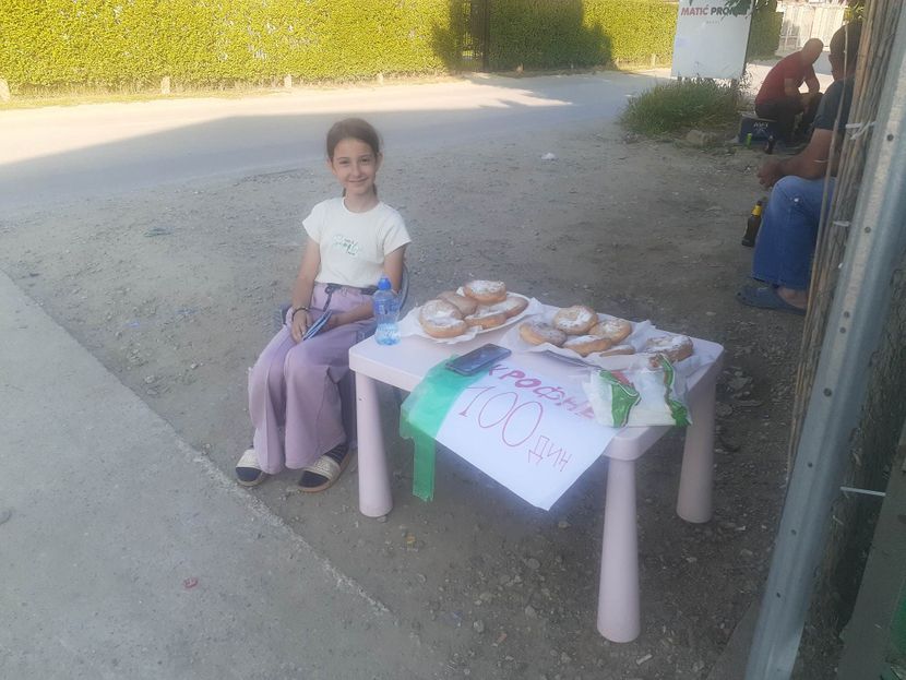 Malena Nina prodaje krofne da pomogne lečenje tate