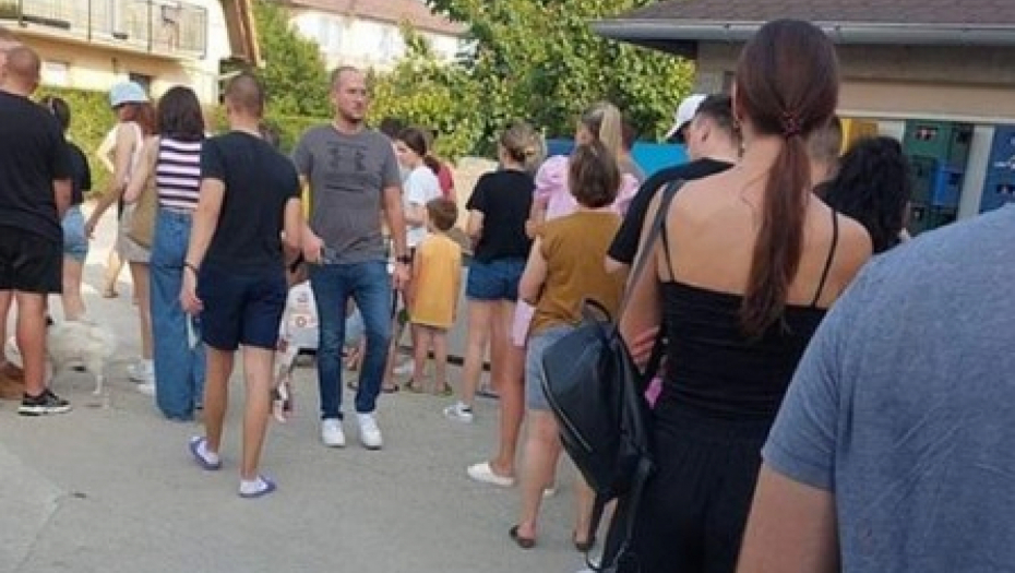 Ljudi satima stoje i čekaju u redu, kad čujete razlog vratiće vam se vera u čovečanstvo (FOTO)