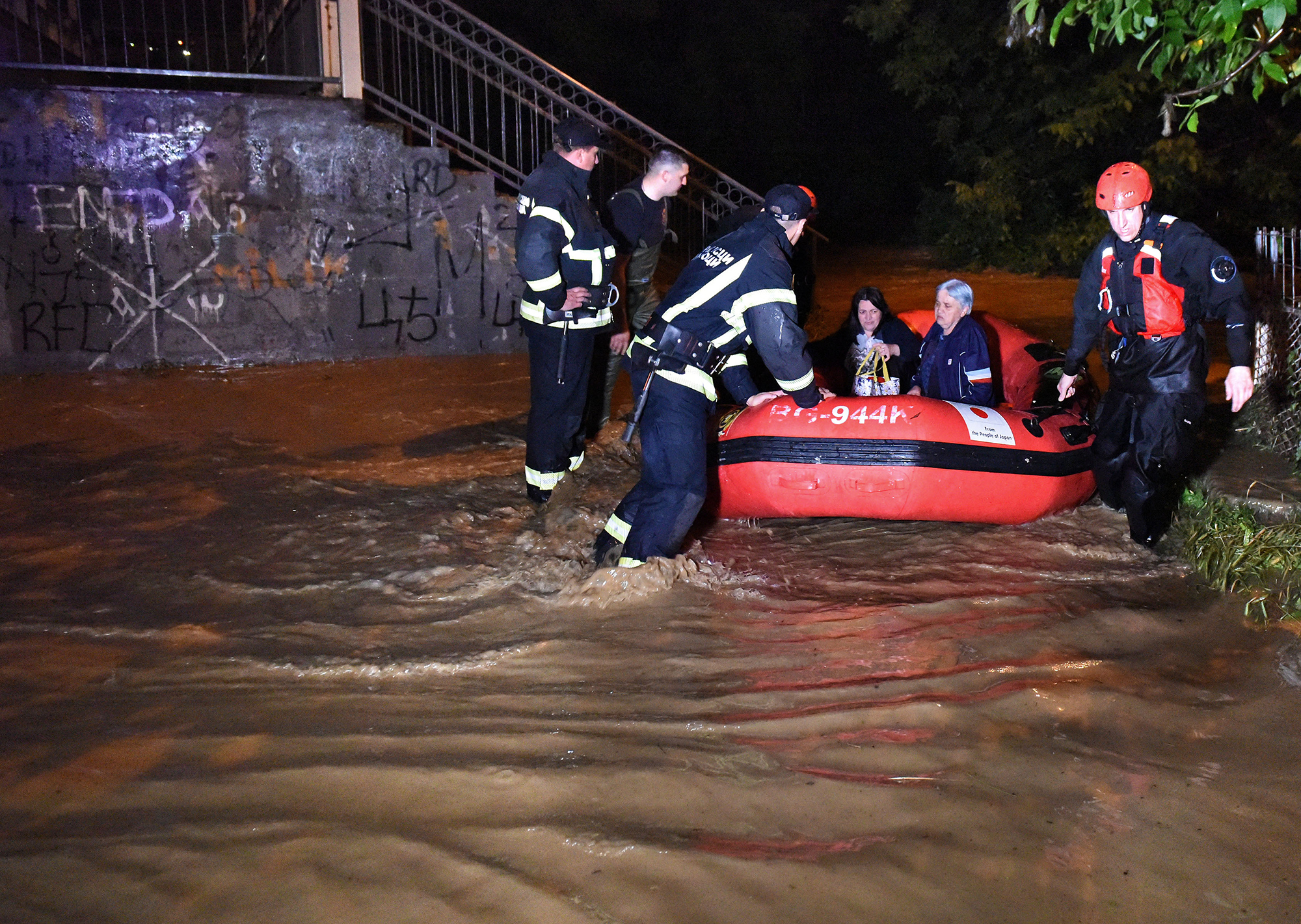 Dete izvučeno iz nabujale reke, dva brata satima bila u vodi