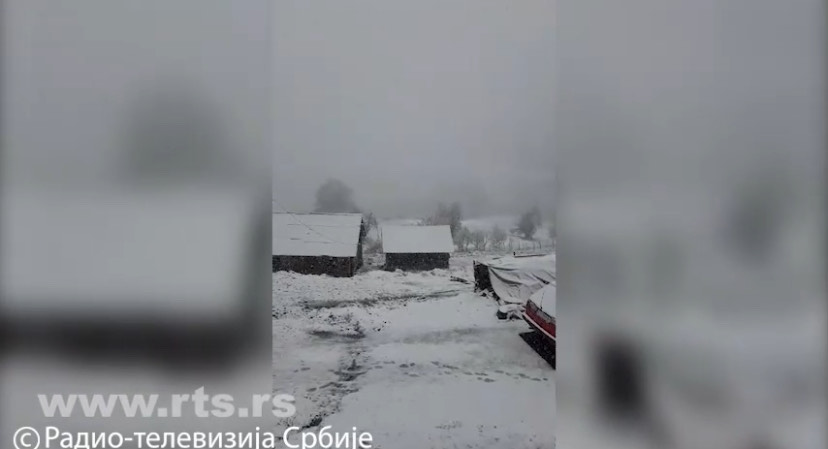 Sneg okovao ovaj deo Srbije! Temperatura otišla u minus, stvaraju se gužve, putevi mokri, pazite se!
