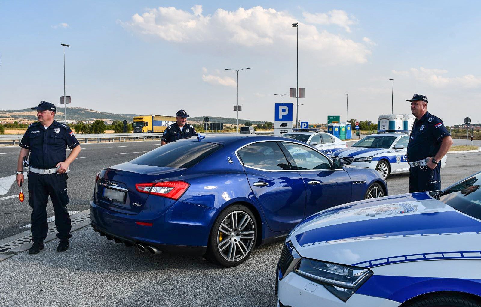 Policajci u Srbiji zaustavili auto, a kada im se vozač obratio, samo su rekli „PRATITE NAS!“: Usledila je…