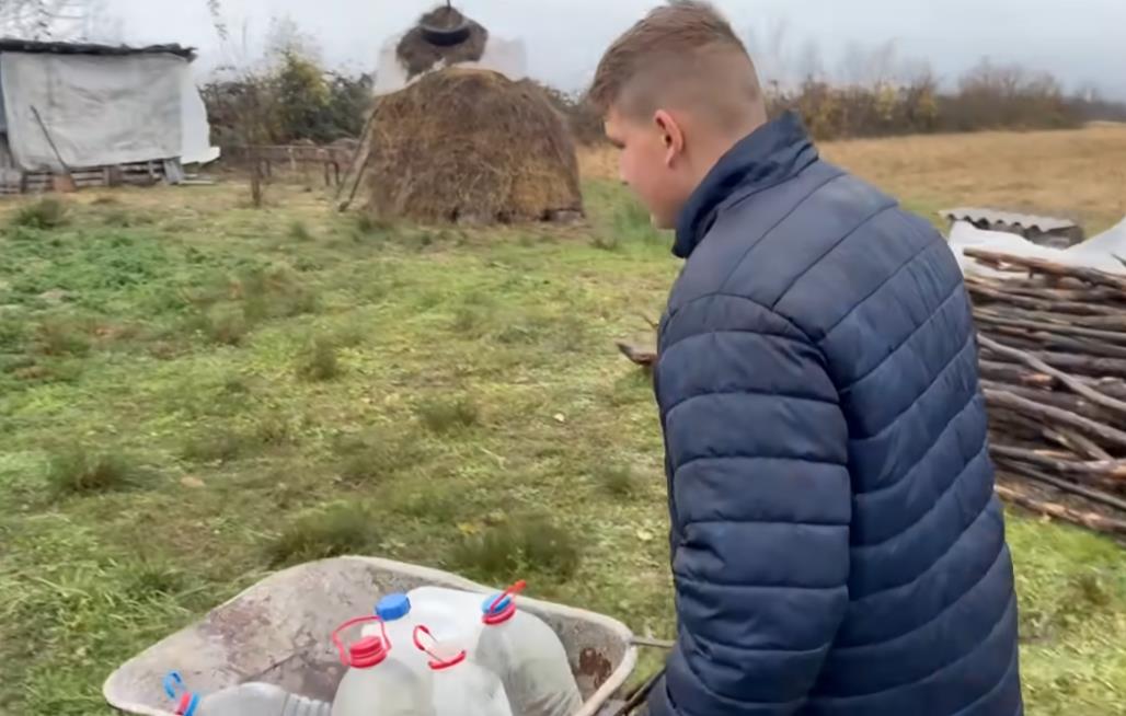Ovako živi dečak kojeg je majka ostavila kao bebu: „Svi me izbegavaju, nemam gde da se okupam…“
