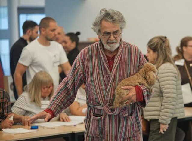 U bademantilu i papučama, sa psom u ruci, došao na glasanje: Neobična scena u Srbiji
