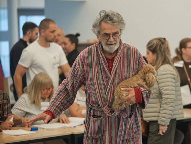 U bademantilu i papučama, sa psom u ruci, došao na glasanje: Neobična scena u Srbiji